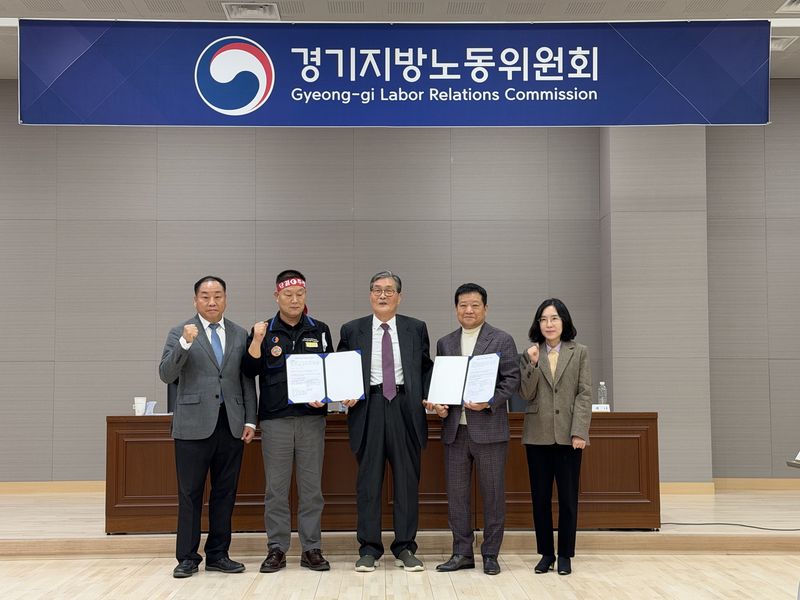 경기지역 버스노조가 30일 사측과 단체교섭 막판 협상에서 합의점을 찾아 파업을 철회한 뒤 기념촬영을 하고 있다. 뉴시스
