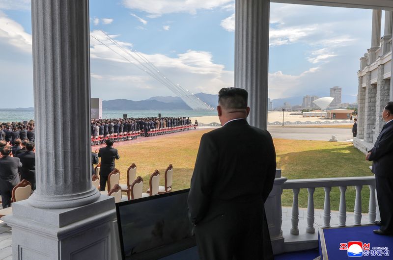북한이 '저격수'라고 명명한 600㎜ 대구경 방사포 전투사격을 진행했다고 조선중앙통신이 30일 보도했다. 전투사격은 전날인 29일 진행됐으며, 김정은 국무위원장과 딸 주애, 부인 리설주 등이 참관했다. 조선중앙통신 캡처