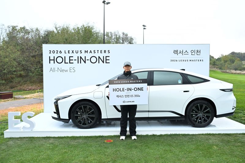 ‘2026 렉서스 마스터즈’에서 홀인원을 기록한 안지민 선수가 부상으로 제공되는 ‘올 뉴 렉서스 ES 350e’ 차량 앞에서 기념촬영을 하고 있다