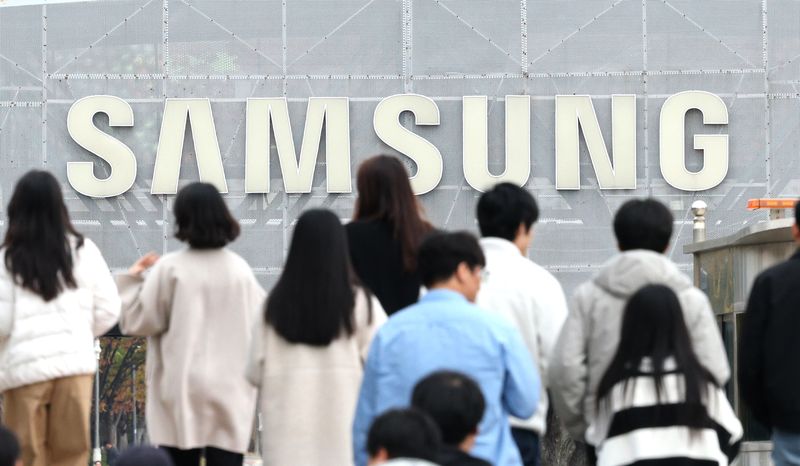[수원=뉴시스] 김종택 기자 = 삼성전자가 올해 3분기 연결 기준 매출 195조2532억원, 영업이익 107조4405억원의 확정 실적을 29일 발표했다.국내 기업 가운데 분기 영업이익이 100조원을 넘어선 것은 삼성전자가 처음이다. 사진은 이날 경기도 수원시 영통구 삼성전자 수원본사 모습. 2026.10.29. jtk@newsis.com