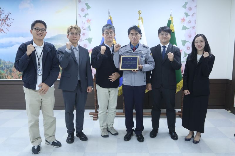 (왼쪽부터) 양산경찰서 권효진 수사팀장, 카카오엔터테인먼트 콘텐츠거버넌스팀 권영국 차장, CJ ENM 저작권팀 이홍규 부장, 김경수 양산경찰서장, MBC 법무팀 안상필 차장, 양산경찰서 송혜련 수사과장이 지난 29일 양산경찰서에서 열린 감사패 전달식에서 기념 촬영을 하고 있다. CJ ENM 제공