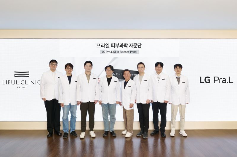 지난 22일 서울 강남구 리을피부과에서 열린 LG 프라엘 피부과학 자문단 연구회에 참석한 LG생활건강 연구원과 의료진이 기념촬영을 하고 있다. LG생활건강 제공