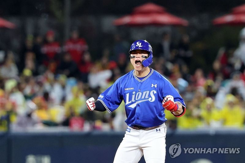 포효하는 사자 (출처=연합뉴스)