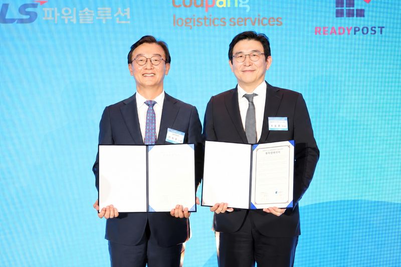 지난 29일 서울 여의도 콘래드호텔에서 열린 '부산광역시 수도권 기업 투자유치 설명회'에서 전재수 부산광역시장(왼쪽부터)과 홍용준 CLS 대표가 투자양해각서(MOU)를 체결한 후 기념촬영을 하고 있다. CLS 제공