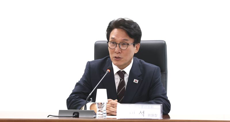 [군산=뉴시스] 김얼 기자 = 김민석 더불어민주당 당대표가 29일 전북 군산시 새만금 에너지산업융복합단지 종합지원센터에서 열린 '국회 메가성장특위 새만금 현장 간담회'에 참석해 발언하고 있다. 2026.10.29. pmkeul@newsis.com