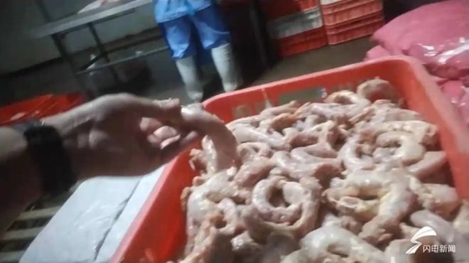 중국의 여러 식품업체가 닭 목 부위와 살을 발라낸 뼈대를 갈아 만든 고기 반죽을 소시지와 고기완자, 만두 등의 원료로 공급한 것으로 드러났다. 출처=중국 섬전신문