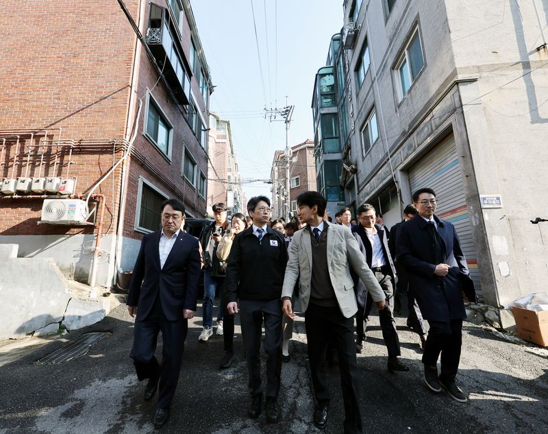 홍지선 국토교통부 장관이 30일 오전 서울 노원구 상계2구역 재개발사업지 현장을 방문해 현장을 둘러보고 있다. 뉴시스