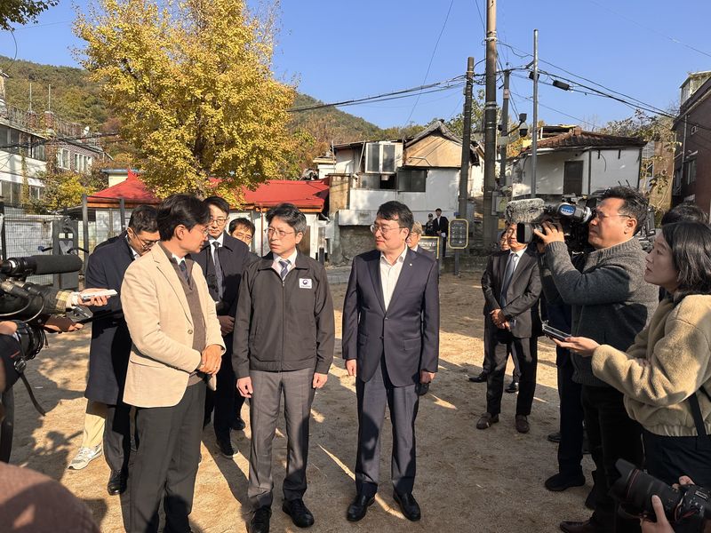 홍지선 국토교통부 장관(가운데)이 30일 서울 노원구 상계2구역 재개발 현장에서 현장 점검을 진행하고 있다. 사진=정경수 기자.