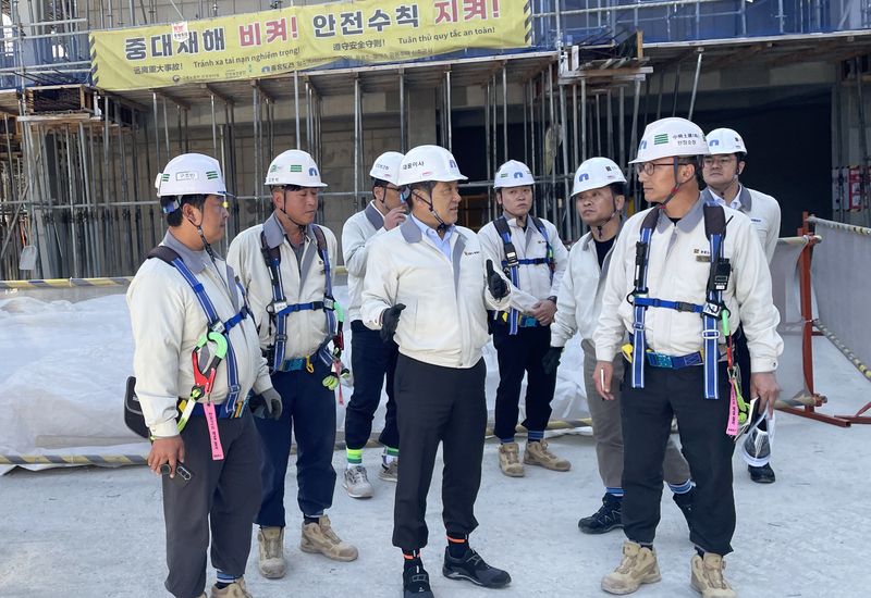 김해근 중흥토건 대표이사(왼쪽 세번째)가 경기 양주시 '양주역 중흥S-클래스' 공사 현장에서 안전 점검을 하고 있다. 중흥그룹 제공