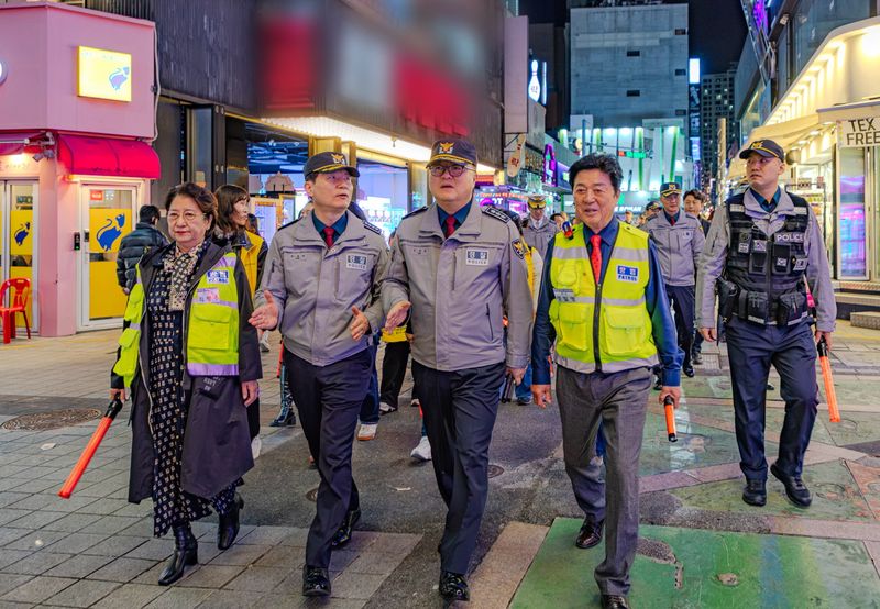 할로윈 데이를 앞둔 지난 29일 오후 부산경찰이 지역 협력단체와 함께 유동인구가 많은 서면 주요 거리를 함께 순찰하고 있다. 부산경찰청 제공