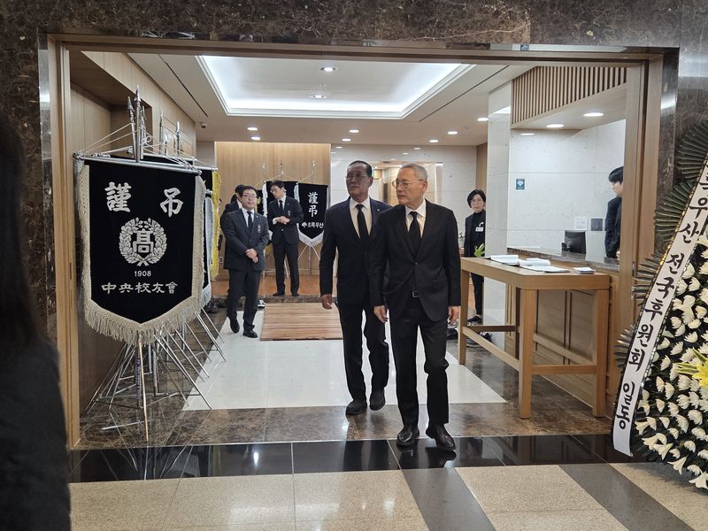 유인촌 전 문화체육관광부 장관이 30일 서울 송파구 서울아산병원 장례식장에 마련된 배우 고(故) 최불암의 빈소를 조문한 뒤 나오고 있다. 사진=장인서 기자