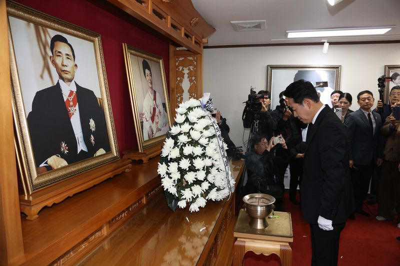 장동혁 국민의힘 대표가 30일 경북 구미시 상모동 박정희 대통령 생가를 찾아 추모관에서 묵념하고 있다. 뉴시스