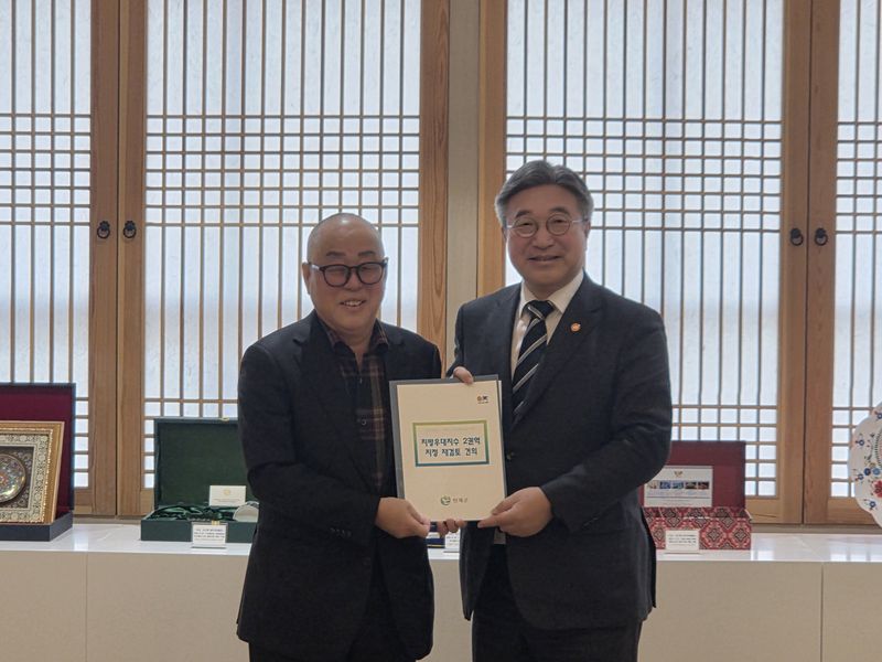 최상기 인제군수(사진 왼쪽)가 30일 윤호중 행정안전부 장관을 만나 '지방우대지수 2권역 지정 재검토 건의서'를 전달하고 있다. 인제군 제공