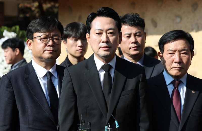 장동혁 국민의힘 대표가 30일 경북 구미시 상모동 박정희 대통령 생가를 방문해 취재진 질문에 답변하고 있다. 뉴시스