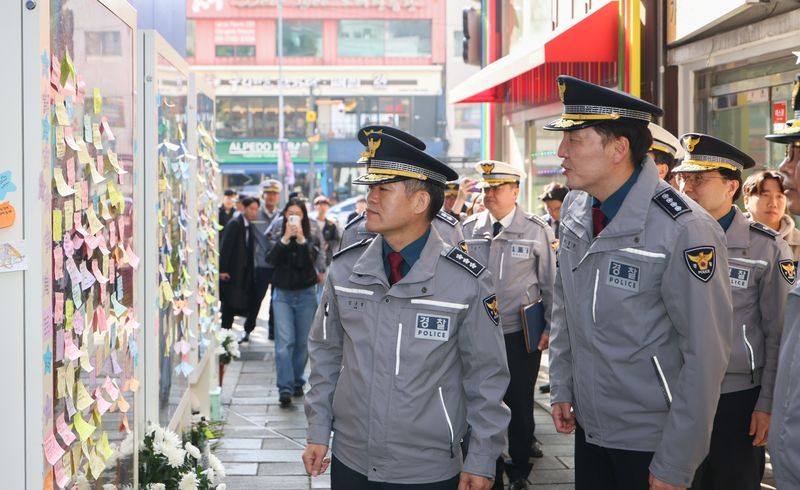 김종철 경찰청장 직무대행(왼쪽)이 30일 서울 용산구 이태원 '10·29 기억과 안전의 길'에 마련된 추모 공간을 찾아 이태원 참사 희생자들을 추모하고 있다. 사진=경찰청 제공