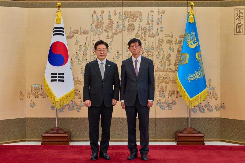 이재명 대통령이 30일 청와대에서 열린 임명장 및 위촉장 수여식에서 최길수 특별감찰관에게 임명장을 수여한 뒤 기념촬영을 하고 있다. 청와대 제공