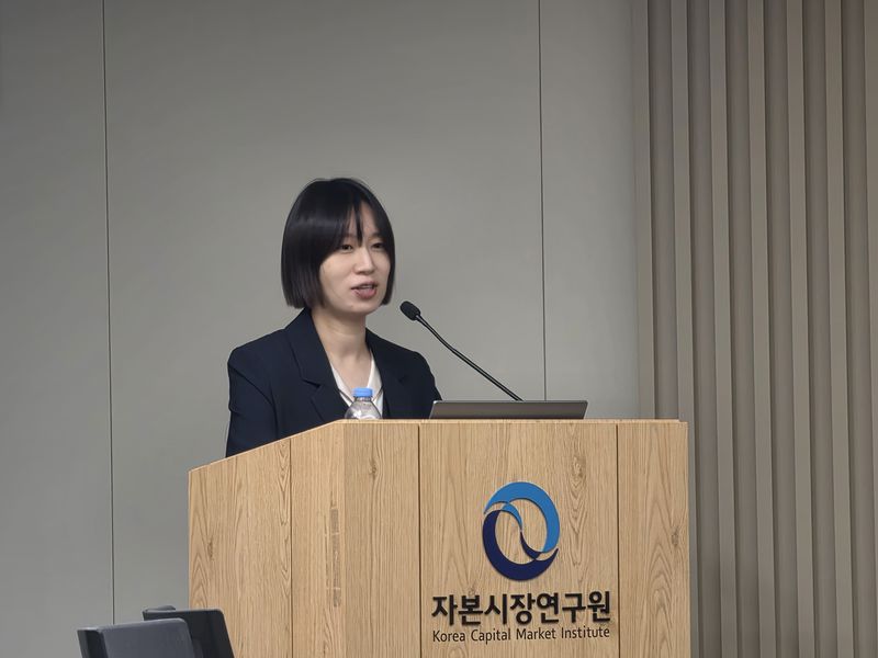이하윤 자본시장연구원이 30일 서울 여의도 금융투자협회에서 ‘전망공시의 현황과 특성 및 정보가치’를 주제로 발표를 진행 중이다. 사진=임상혁 기자