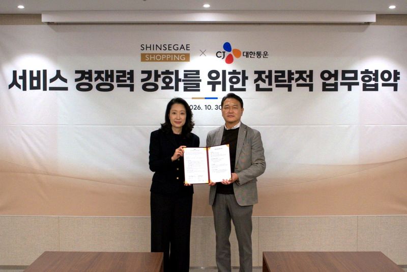 30일 서울 성동구 신세계라이브쇼핑 본사에서 열린 업무협약식에서 한혜림 신세계라이브쇼핑 지원담당 상무(왼쪽)와 윤재승 CJ대한통운 오네(O-NE) 본부장이 기념촬영을 하고 있다. 신세계라이브쇼핑 제공