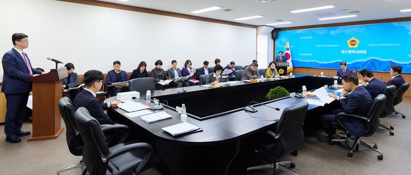 대구시의회가 30일 2층 회의실에서 임인환 의장을 비롯해 의장단과 각 상임위원장이 모인 가운데 확대의장단 회의를 개최했다. 대구시의회 제공