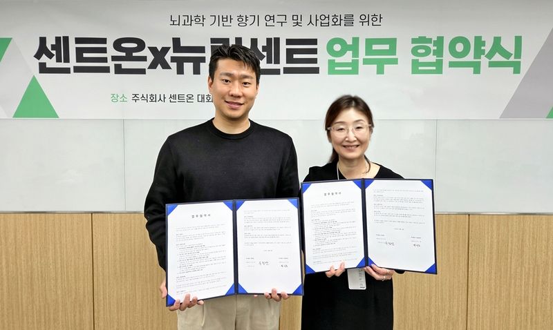 센트온 유정연 대표(오른쪽)와 뉴럴센트 최기원 대표가 뇌과학 기반 향기 연구 및 사업화를 위한 업무협약(MOU)을 체결식에서 기념촬영을 하고 있다. 센트온 제공