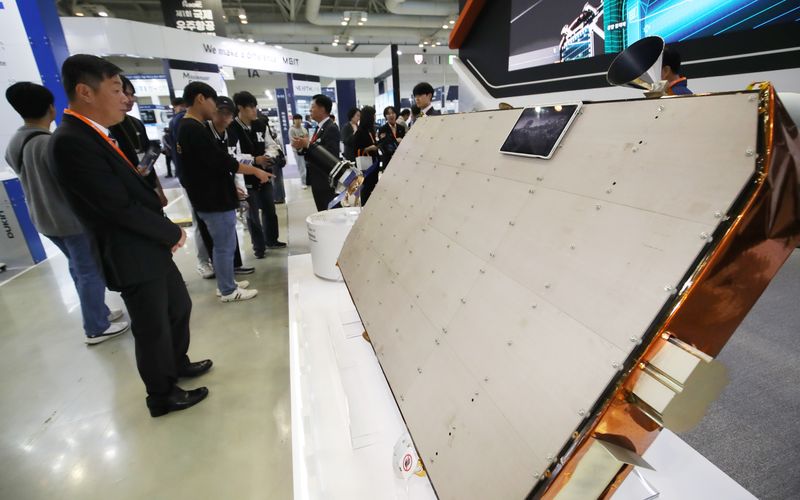 23일 경남 창원컨벤션센터에서 열린 제1회 국제우주항공기술대전(AEROTEC 2024)에서 관람객들이 한화에어로스페이스 부스를 찾아 초소형 SAR 위성을 둘러보고 있다. 사진=뉴스1