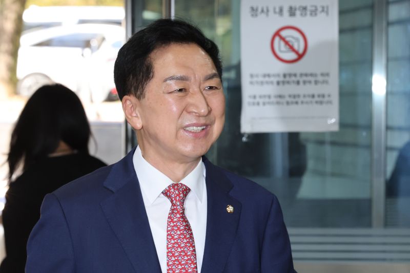 김기현 국민의힘 의원이 30일 오후 서울 서초구 서울중앙지방법원에서 열린 청탁금지법 위반 혐의 1심 선고 공판에 출석하고 있다. 뉴스1