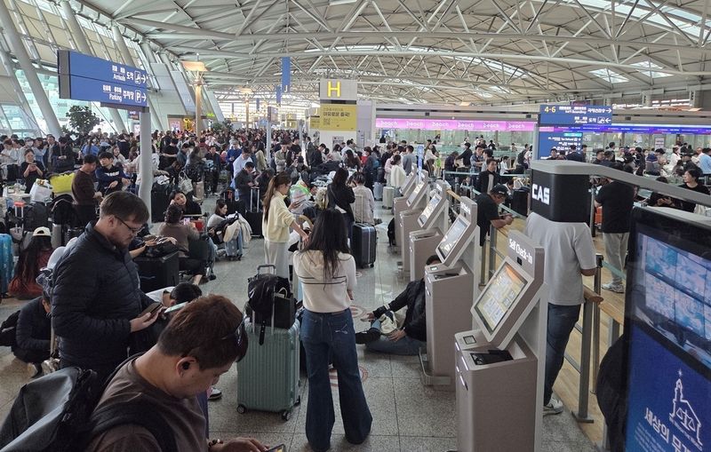 인천공항 항공사 네트워크 일부 장애, 출국수속 지연 (출처=연합뉴스)