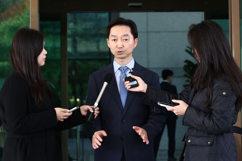 김지용 중대범죄수사청장이 30일 서울 공소청에서 이정현 공소청장 직무대행 예방을 마친 뒤 청사를 나서던 중 취재진 질문에 답하고 있다. 뉴시스