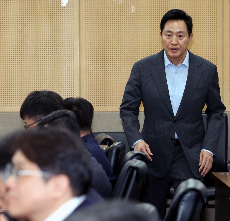 오세훈 서울시장이 30일 서울시청 본관 기획상황실에서 열린 '외로움 없는 서울2' 현안회의에 참석하고 있다. 사진=뉴시스