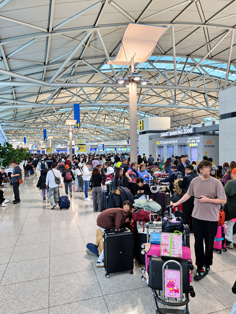 인천국제공항 제1여객터미널 항공사 네트워크에서 30일 일부 장애가 발생하며 출국 수속에 차질이 빚어지고 있다. H 체크인 카운터의 중국동방항공 승객들이 긴 줄을 서며 L 체크인 카운터까지 줄이 이어졌다. 사진=김동호 기자