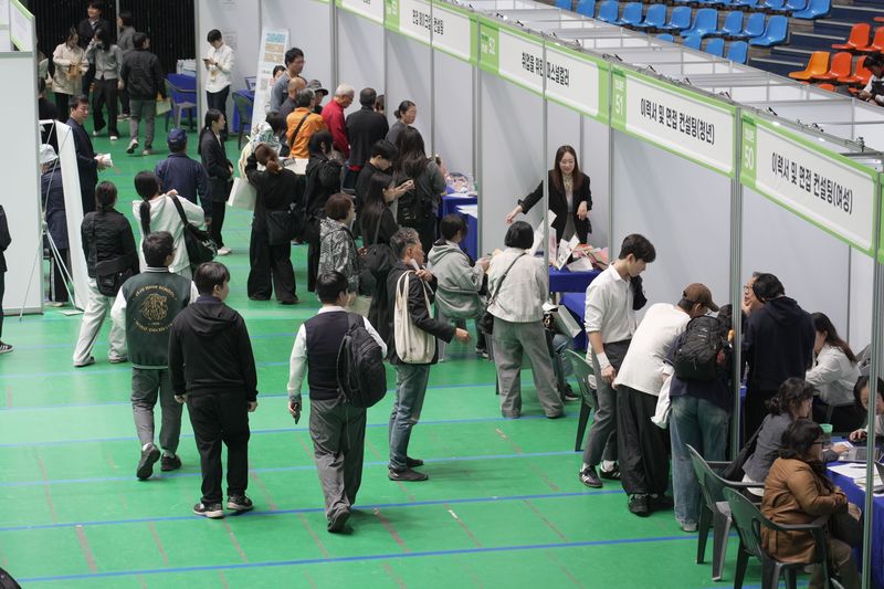 지난 29일 제주시 한라체육관에서 열린 '2026 도민행복 일자리박람회'에서 참가자들이 이력서·면접 상담 등 취업 지원 부스를 찾고 있다. 이날 40개 기업이 참가해 현장면접과 채용정보 제공, 취업상담을 진행했다. 사진=제주특별자치도