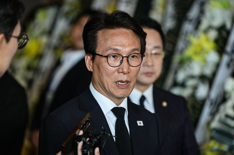 김민석 더불어민주당 대표가 30일 서울 송파구 서울아산병원 장례식장에 마련된 배우 고(故) 최불암의 빈소를 찾아 조문한 뒤 취재진의 질문에 답하고 있다. 뉴스1