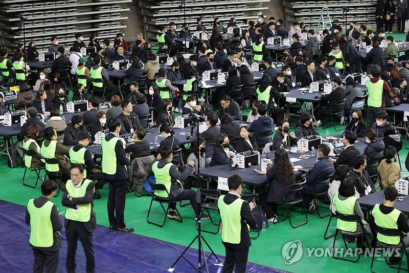 선관위특검, 투표용지 공개검증 (출처=연합뉴스)