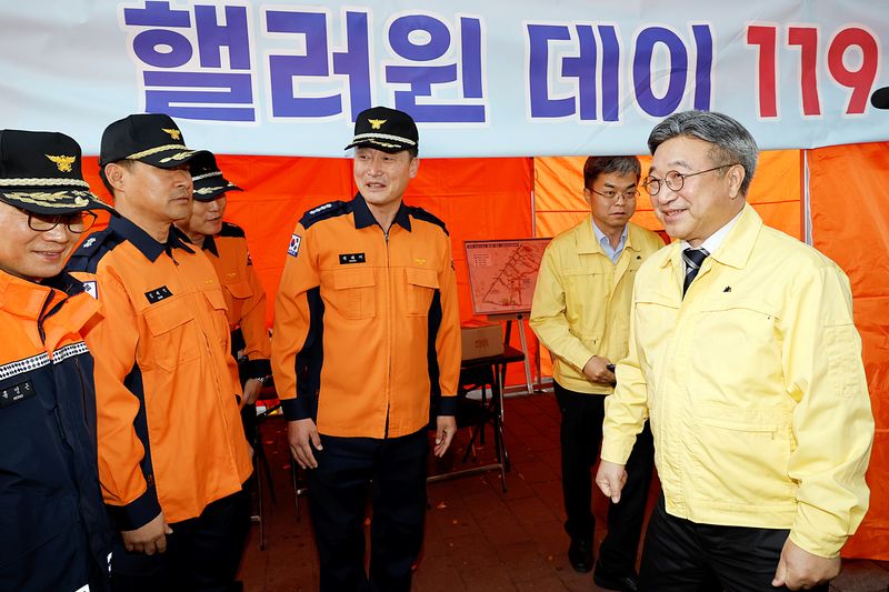 [서울=뉴시스] 김금보 기자 = 윤호중 행정안전부 장관이 30일 오후 서울 마포구 인파밀집지역인 홍대거리를 방문하여 핼러윈 대비 안전관리대책 현장을 점검하며 소방관계자들을 격려하고 있다. (사진=행정안전부 제공) 2026.10.30. photo@newsis.com *재판매 및 DB 금지 <저작권자ⓒ 공감언론 뉴시스통신사. 무단전재-재배포 금지.> /사진=뉴시스화상