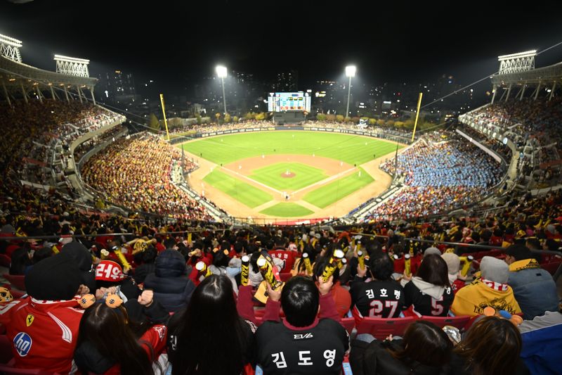 [전남광주=뉴시스] 양시원 기자 = 29일 오후 전남광주 북구 광주-기아챔피언스필드에서 열린 2026 신한 쏠 KBO 포스트시즌 플레이오프 3차전 KIA타이거즈 대 삼성 라이온즈 경기에서 야구 팬들이 응원하고 있다. 2026.10.29 goodwrite97@newsis.com