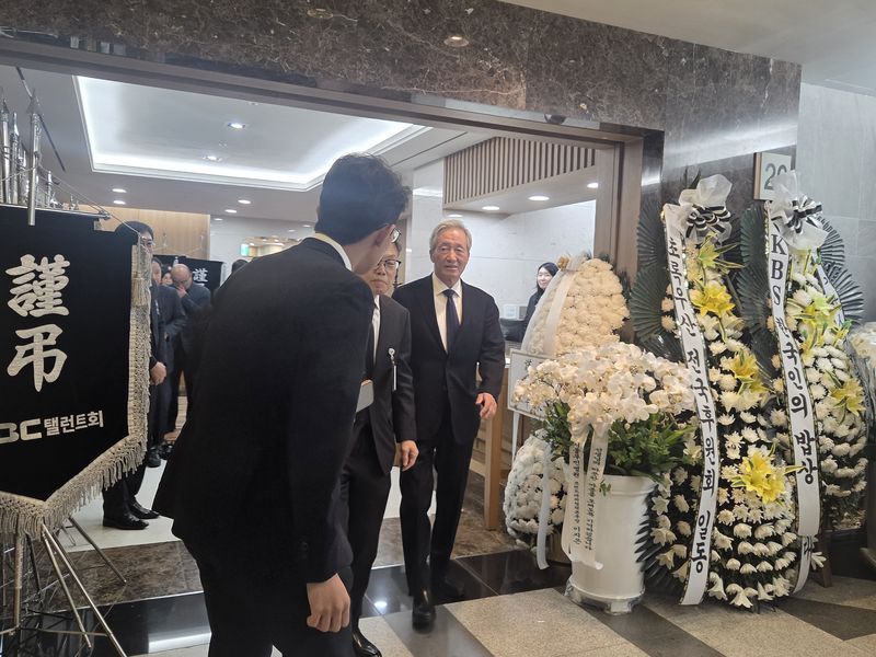 정몽준 아산사회복지재단 이사장이 30일 서울 송파구 서울아산병원 장례식장에 마련된 고(故) 최불암의 빈소에서 조문을 마친 뒤 나오고 있다. 사진=장인서 기자