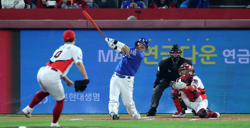 30일 오후 전남광주 기아챔피언스필드에서 열린 프로야구 2026 신한 SOL KBO 포스트시즌 플레이오프 4차전 삼성 라이온즈와 KIA 타이거즈의 경기, 삼성 최형우가 6회초 1사 상황 역전 솔로홈런을 치고 있다. 뉴스1