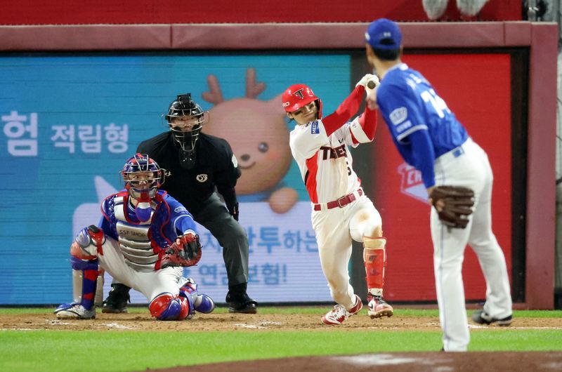 30일 광주기아챔피언스필드에서 열린 프로야구 2026 포스트시즌 플레이오프 4차전 삼성 라이온즈와 KIA 타이거즈의 경기. KIA 김도영이 7회말 1사에 사토시의 투구를 받아쳐 출루하고 있다. 연합뉴스