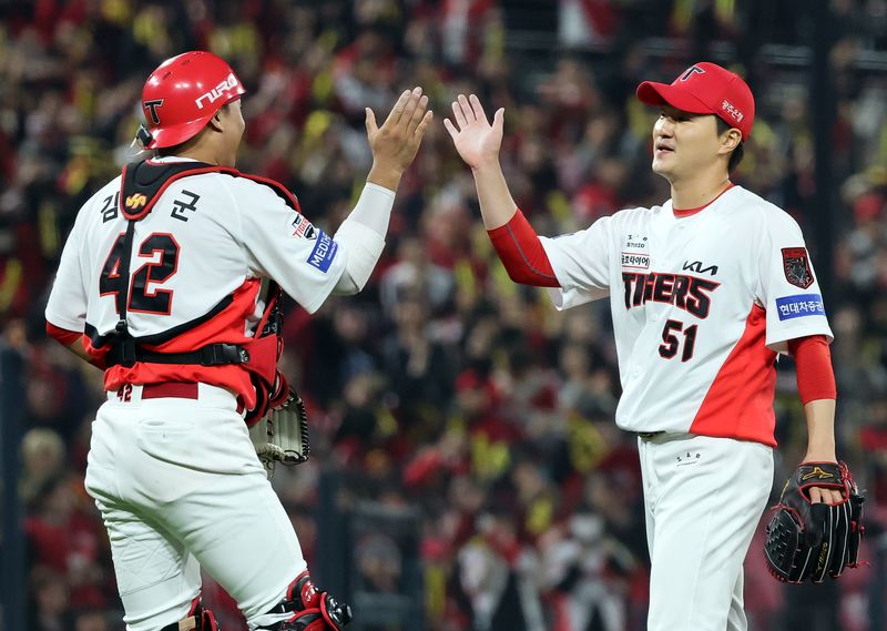 30일 오후 전남광주 기아챔피언스필드에서 열린 프로야구 2026 신한 SOL KBO 포스트시즌 플레이오프 4차전 삼성 라이온즈와 KIA 타이거즈의 경기, 4대2 승리를 거둔 KIA 포수 김태군과 마무리 전상현이 기쁨을 나누고 있다. 뉴스1