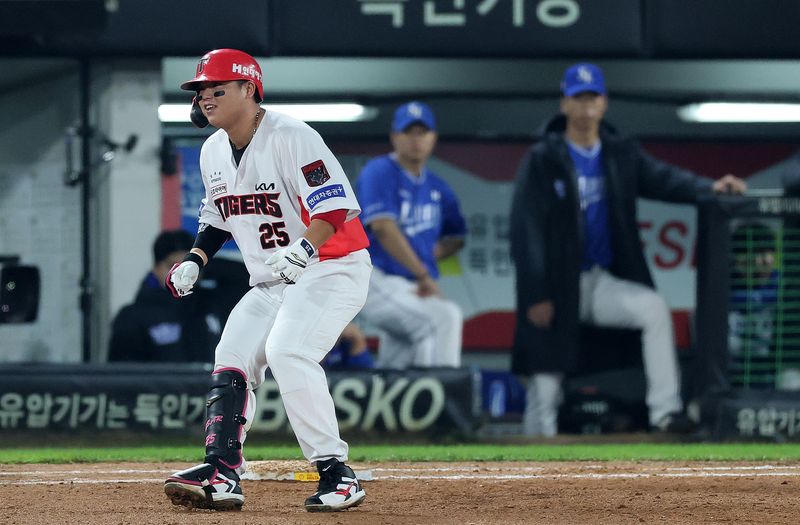 30일 전남광주 북구 광주기아챔피언스필드에서 열린 프로야구 2026 신한 SOL KBO 포스트시즌 플레이오프 4차전 삼성 라이온즈와 KIA 타이거즈의 경기, 7회말 2사 1,2루 상황 KIA 한준수가 역전 적시타를 날린 뒤 기뻐하고 있다.뉴스1