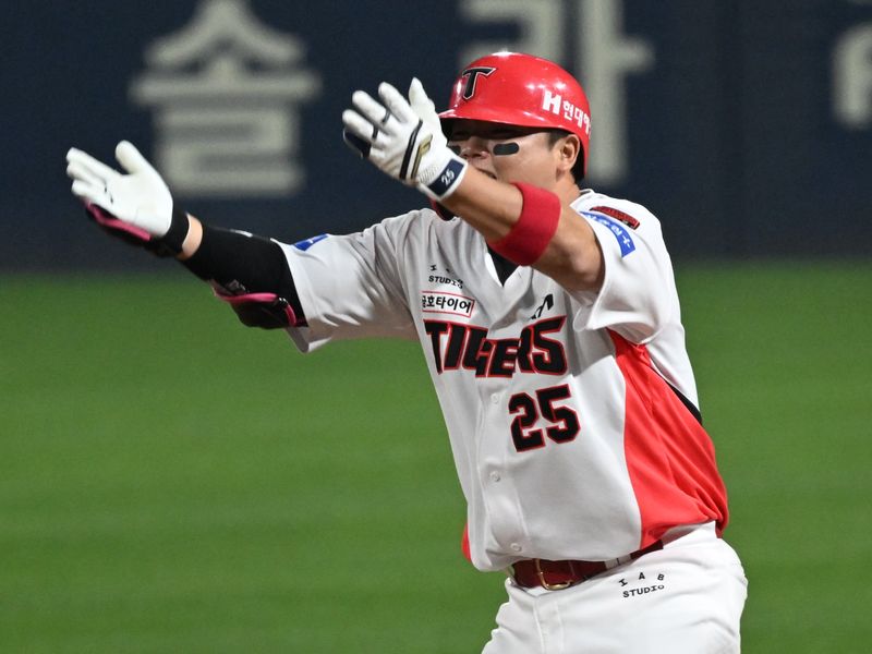 지난 30일 오후 전남광주 북구 광주-기아챔피언스필드에서 열린 2026 KBO 포스트시즌 플레이오프 4차전 삼성라이온즈 대 KIA타이거즈의 경기에서 7회 말 KIA 한준수가 역전 적시타를 때린 뒤 세레모니를 하고 있다. 뉴시스 제공