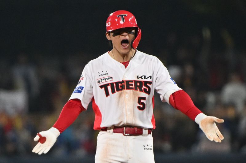 30일 오후 전남광주 북구 광주-기아챔피언스필드에서 열린 2026 KBO 포스트시즌 플레이오프 4차전 삼성라이온즈 대 KIA타이거즈의 경기. 5회 말 2사 1루 KIA 김도영이 2루타 세리머니를 하고 있다.뉴시스