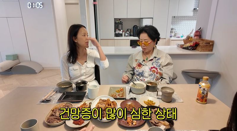 [서울=뉴시스] 가수 백지영이 29일 배우 선우용여의 유튜브에 출연해 치매 검사를 받았던 일화를 공개했다. (사진=유튜브 채널 '순풍 선우용여' 화면 캡처) 2026.10.30. photo@newsis.com *재판매 및 DB 금지