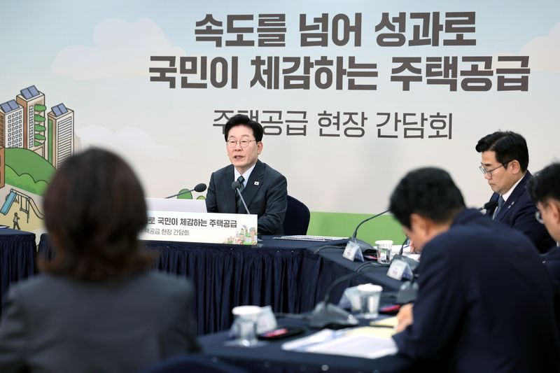 [인천=뉴시스] 조성봉 기자 = 이재명 대통령이 지난 20일 인천 계양 공공주택지구에서 열린 주택공급 현장 간담회에서 발언을 하는 모습. (청와대통신사진기자단) 2026.10.31. suncho21@newsis.com