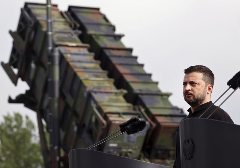 볼로디미르 젤렌스키 우크라이나 대통령이 지난 2024년 6월11일(현지시각) 보리스 피스토리우스 독일 국방장관과 함께 메클렌부르크포어포레른주에 있는 훈련소를 방문해 패트리엇 방공 미사일 시스템을 둘러보고 있다. 미국무부는 30일 우크라이나에 패트리엇 미사일 500발의 판매를 승인했다. /사진=뉴시스