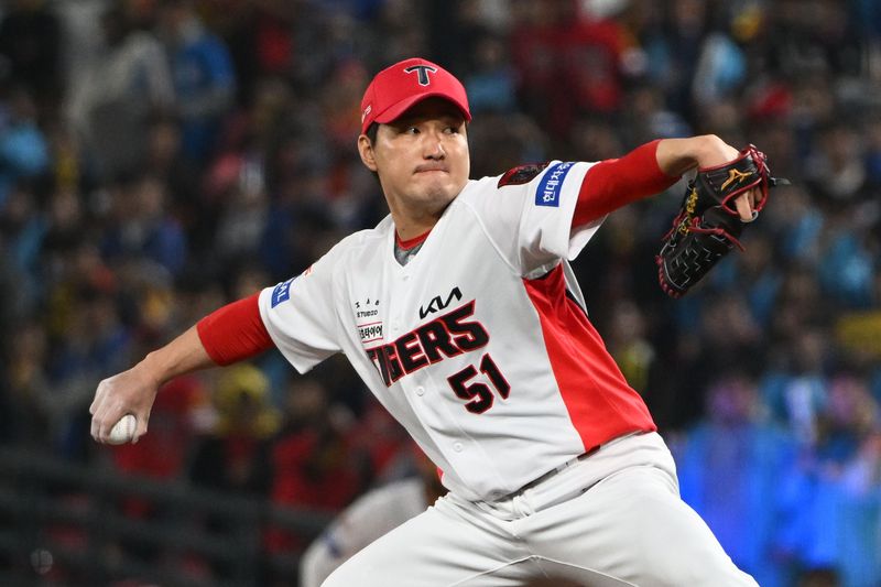 30일 오후 전남광주 북구 광주-기아챔피언스필드에서 열린 2026 KBO 포스트시즌 플레이오프 4차전 삼성라이온즈 대 KIA타이거즈의 경기. 8회 초 KIA 마무리투수 전상현이 역투하고 있다. 뉴시스