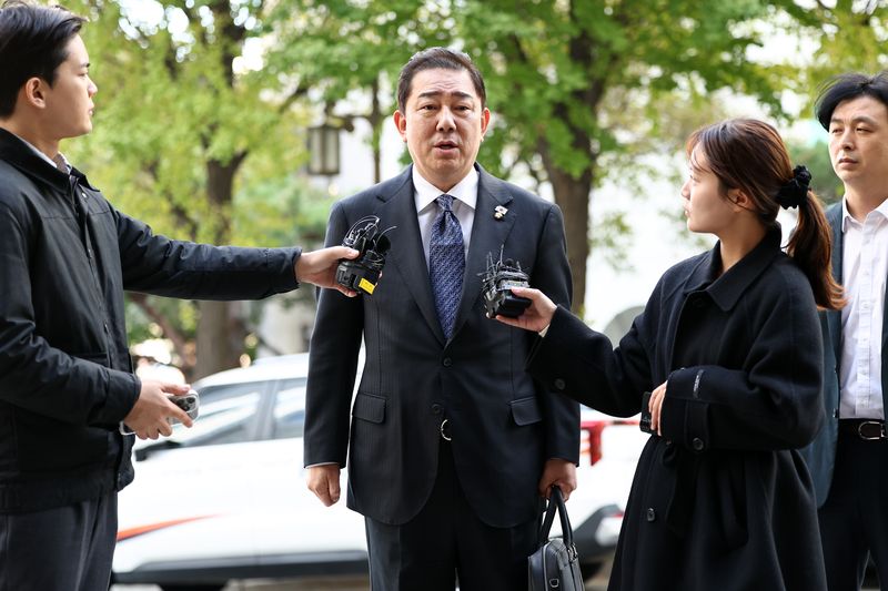 공천헌금 의혹 등을 받는 무소속 김병기 의원이 31일 마포구 서울경찰청 공공범죄수사대에 조사를 받기 위해 출석하며 취재진 질문에 답하고 있다. 연합뉴스