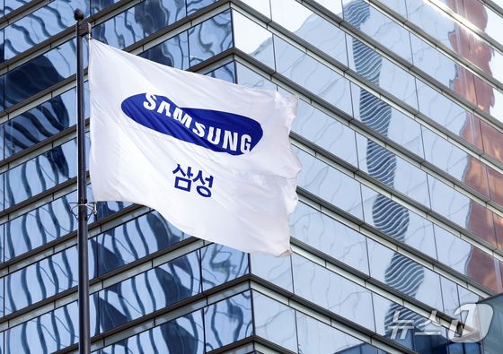 삼성전자 서울 서초 사옥 앞에 깃발이 나부끼고 있다./뉴스1 DB