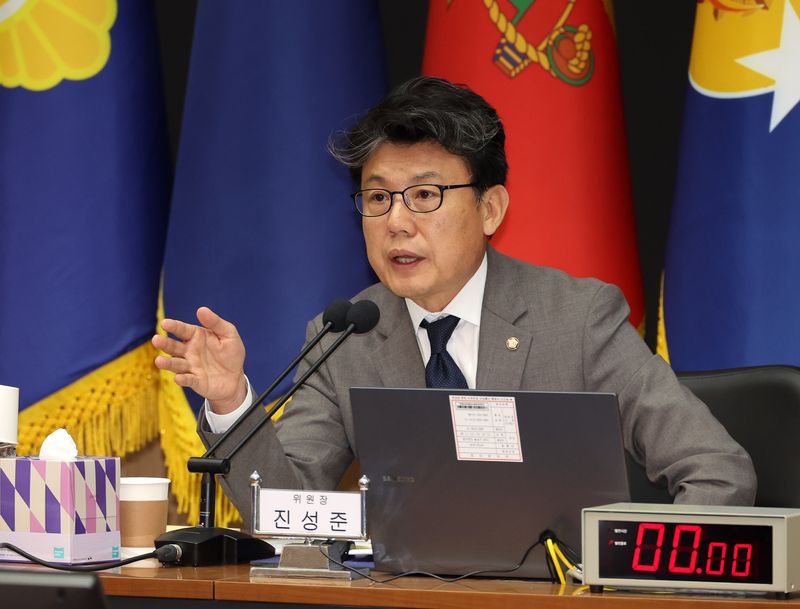 [계룡=뉴시스] 배훈식 기자 = 진성준 국회 국방위원장이 20일 오후 충남 계룡시 계룡대에서 열린 국방위의 해군본부 등에 대한 국정감사에서 질의하고 있다. 2026.10.20. dahora83@newsis.com
