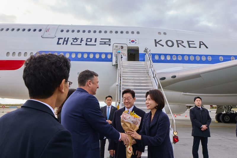 이재명 대통령과 김혜경 여사가 지난 9월 26일(현지시간) 순방 귀국길 경유지인 미국 앵커리지에 도착해 환영객에게 꽃다발을 전달 받고 있다. (공동취재) 2026.9.27 ⓒ 뉴스1 허경 기자
